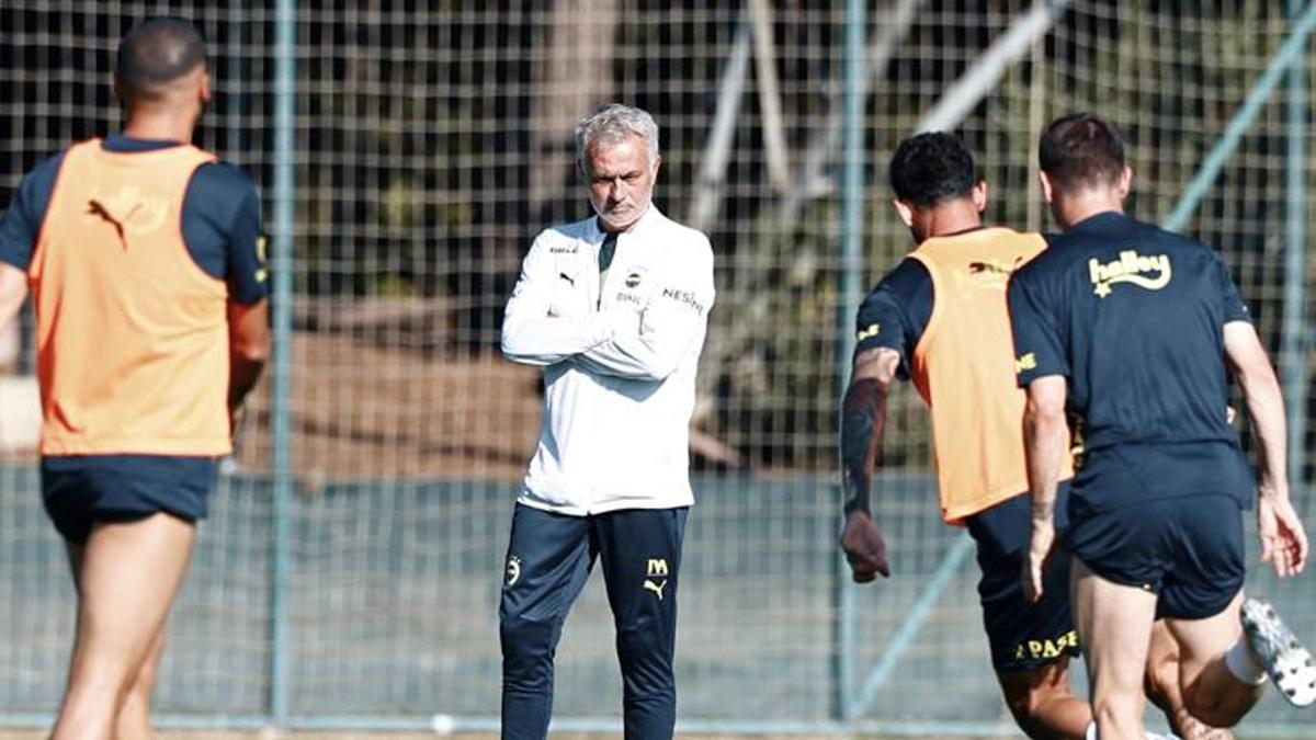 Fenerbahçe’de Jose Mourinho’dan sert uyarı! ‘Galatasaray derbisine takılıp kalmak…’