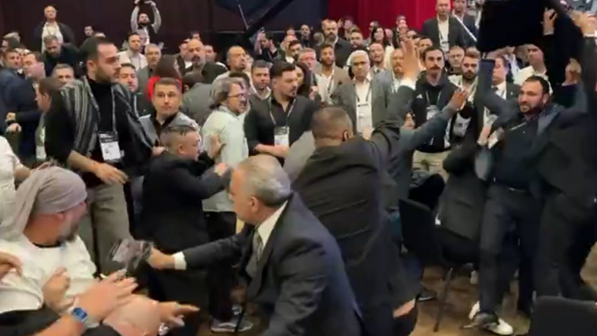 Beşiktaş Olağan Genel Kurul Toplantısı’nda kavga çıktı! Ahmet Nur Çebi…