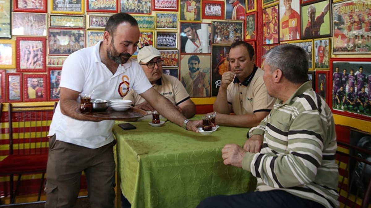 Manisa’da ilginç kahvehane! Galatasaray’ı eleştirmek ve Fenerbahçe forması “yasak”