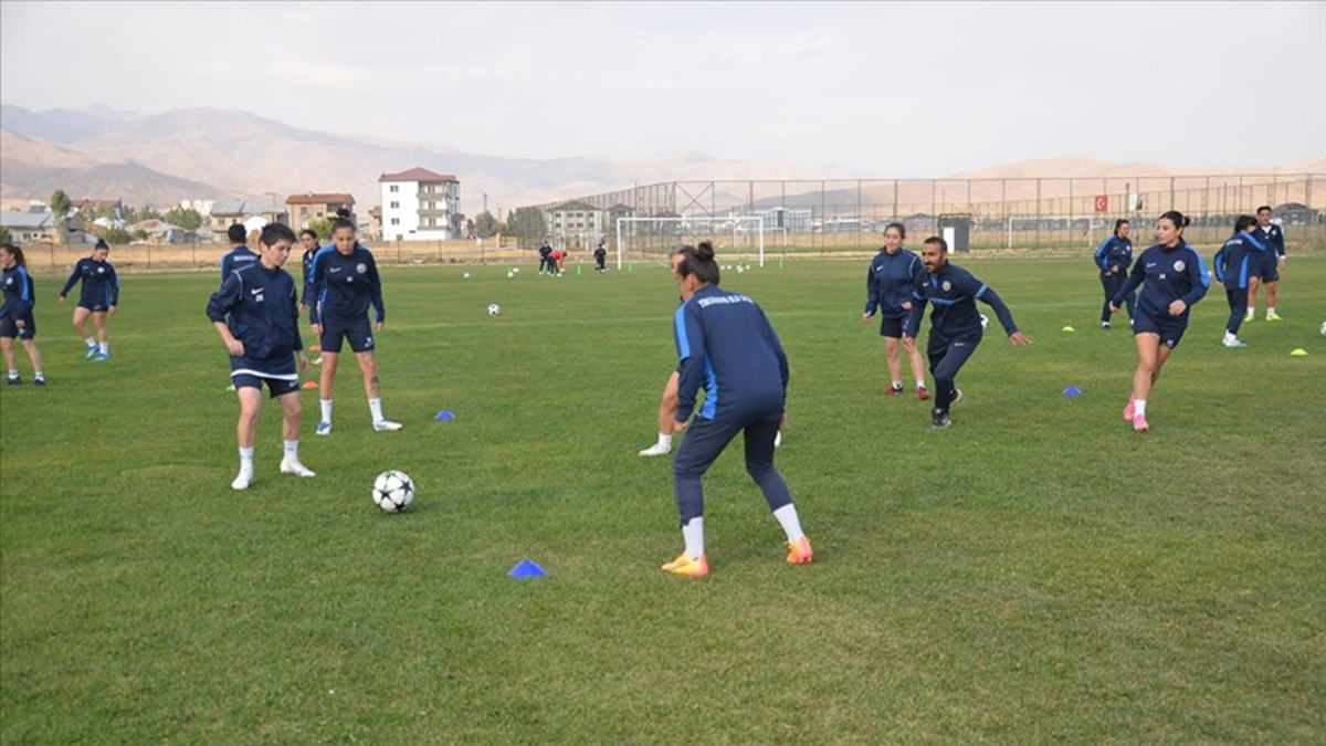 Yüksekovaspor’e otobüs hediye edildi